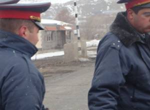 Полиция осматривает такси в Сисиане