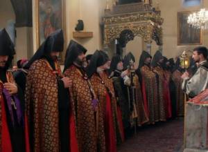 Католикос отслужил поминальную службу по Патриарху