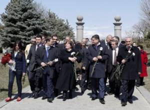 Премьер почтил память