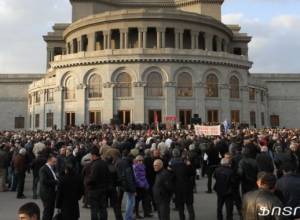 «А1+» транслирует ход митинга