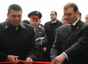 Глава полиции разрезал ленточку в присутствии президента