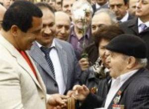 Царукян опустился на помост и побеседовал со всеми