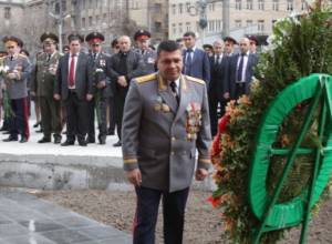 Глава полиции возложил венок