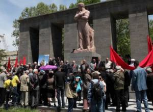 Красные флаги на улицах Еревана