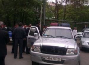 Ополченцы дежурят у дома своего боевого друга