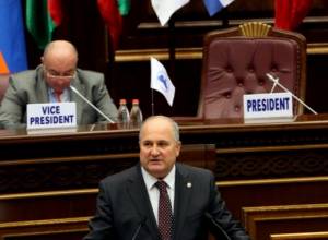 Гукасян передал символический молоточек Гаджиеву