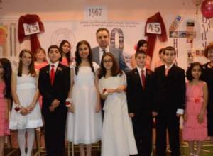 Посол сфотографировался с выпускниками