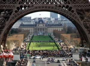 Спрыгнул с Эйфелевой башни