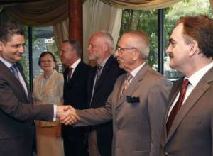 Премьер отобедал с послами