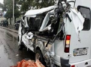 Столкнулись грузовой поезд и микроавтобус