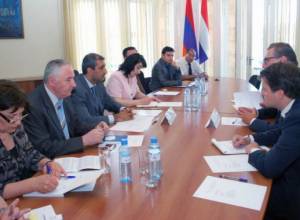 Политические консультации