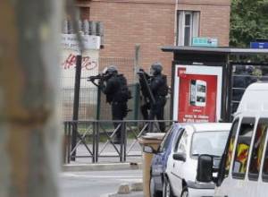 Захватил заложников в детском саду