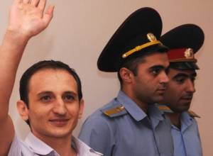 «Эй, сними свой бантик»