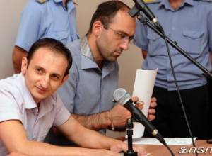 Не могут попасть в зал суда