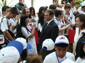 Встретился с молодежью из диаспоры