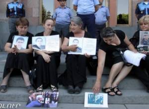 Фотография Сержа Саргсяна под ногами женщин