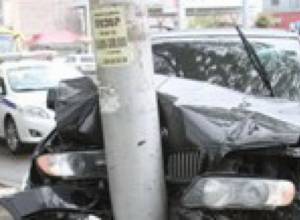 Автомобиоль столкнулся с электрическим столбом