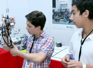 Роботы передвигались в институте Мергеляна