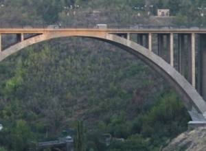 Бросился с моста