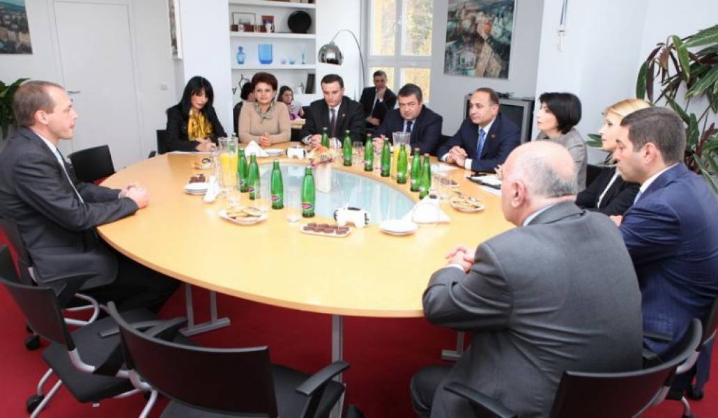 9613515c3d1a75aea1f6369432a3c3cc