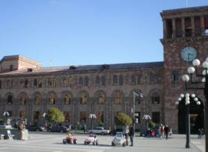 Снова собрались у здания Правительства