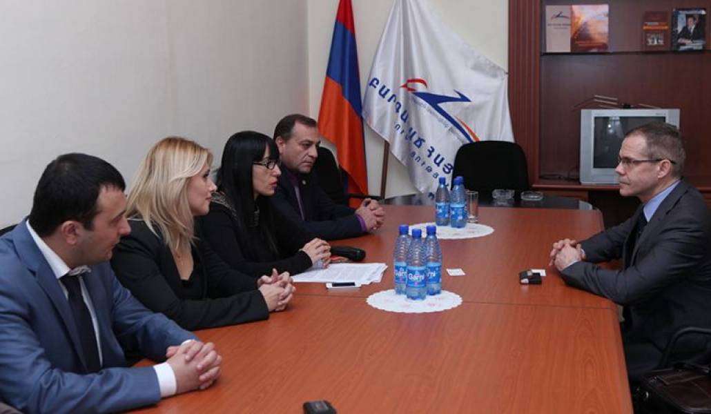 ff8a533be52f32210f74c00699a23501