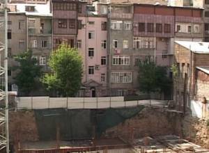 Сегодня у здания прокуратуры были и строители