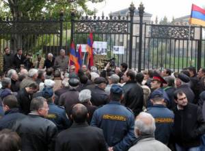 Собрались перед входом в НС