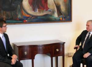 Посол вручил копии