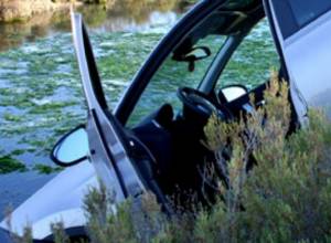 Автомобиль упал в реку