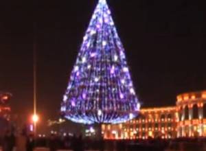 Зажгли огни на ёлке