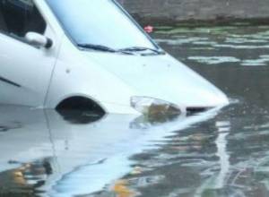 В канал упал автомобиль