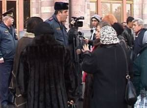 Приехали к зданию правительства из Ленухи