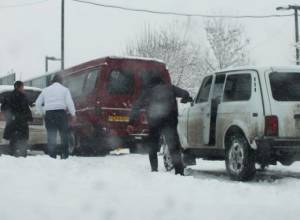 4 автомобиля - в снежном плену