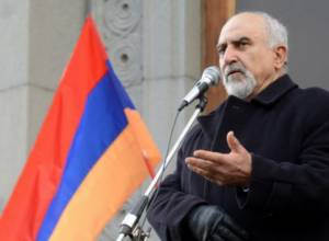 Айрикян поставил свечку за противников