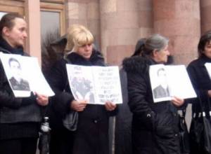 Четыре матери около здания Правительства