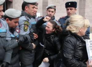 Столкновение перед офисом ОБСЕ