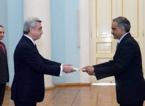 Суреш Бабу вручил грамоты