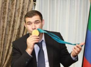 Олимпийский чемпион вернул золотую медаль