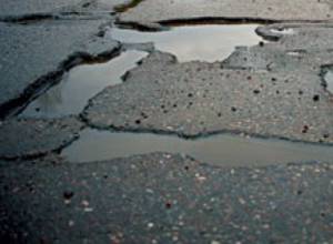 Яма около ресторана