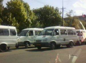 Маршрутные такси около участка