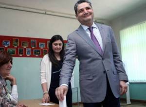 Премьер: "Выборы проходят спокойно"