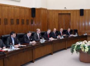 Премьер обсудил инвестпрограммы