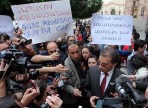 Акция протеста около здания Правительства