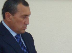 Заявления об отставке не подавал