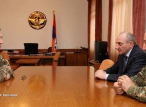 Б.Саакян принял генерал-лейтенанта