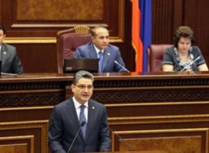 Премьер к обвинениям относится спокойно