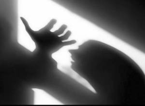 Избил женщину