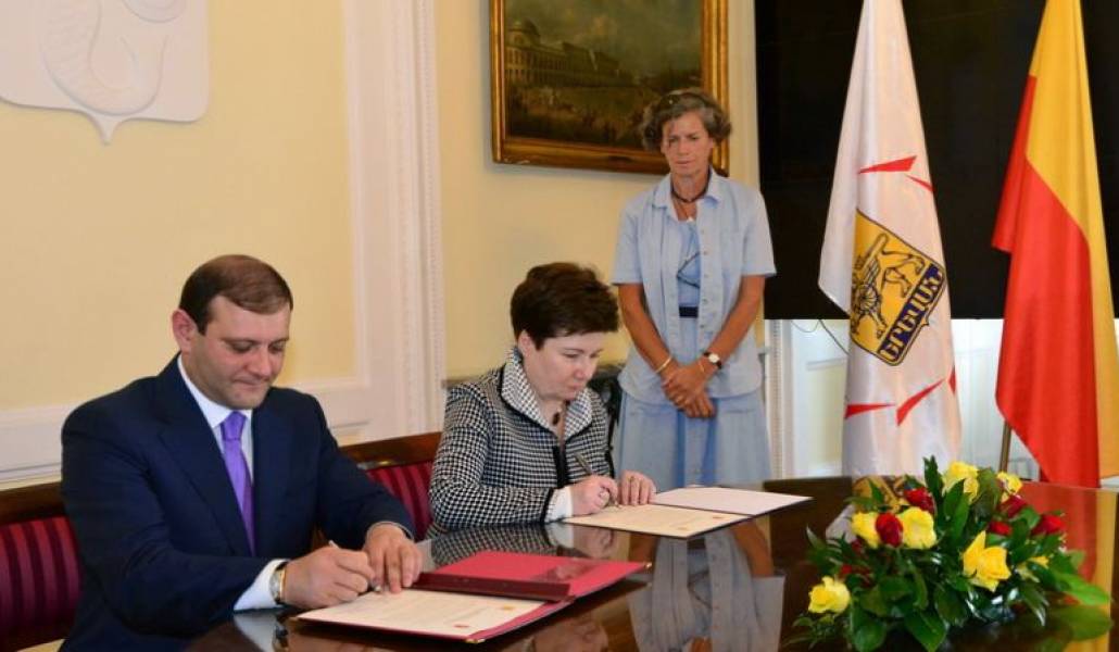 3082fd36fa2359b8079406ad74679ac2