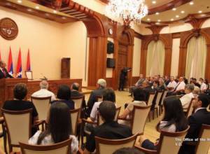 Бако Саакян  вручил дипломы